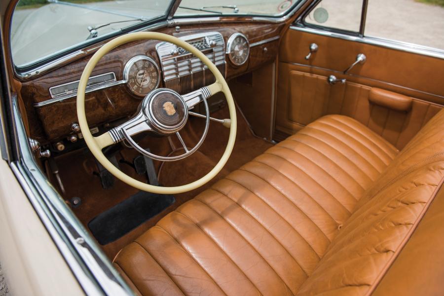 Интерьер Cadillac Series 62 Convertible Coupe Deluxe (41-6267D) 1941 года  (фото 4 из 44)